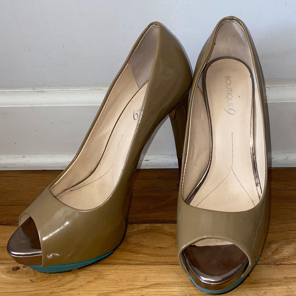 Boutique 9 Taupe Peep Toe HEELS PUMPS